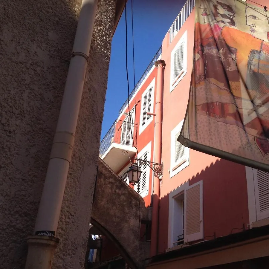 Un Balcon Dans Les Rues Pietonnes contacts